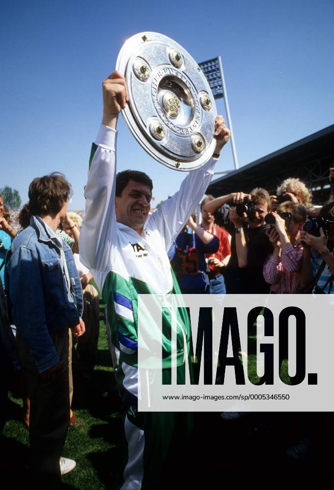 Fußball, SV Werder Bremen, Deutscher Meister 1988 Trainer Otto Rehhagel (Bremen) feiert mit der Schale die Deutsche Meisterschaft 1988 DEUTSCHSPRACHIGE SPORTZEITSCHRIFTEN UND -ZEITUNGEN NUR NACH RÜCKSPRACHE Fußball 1. BL Herren Saison 1987 1988 Gruppe Bremen