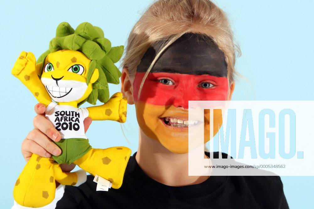 Kind mit Gesichtsbemalung in den Landesfarben des WM Teilnehmers Deutschland (Gruppe D) und WM Maskottchen Zakumi - FUSSBALL - FIFA WM 2010, Fotoshooting mit Kindern - MODEL RELEASED -
