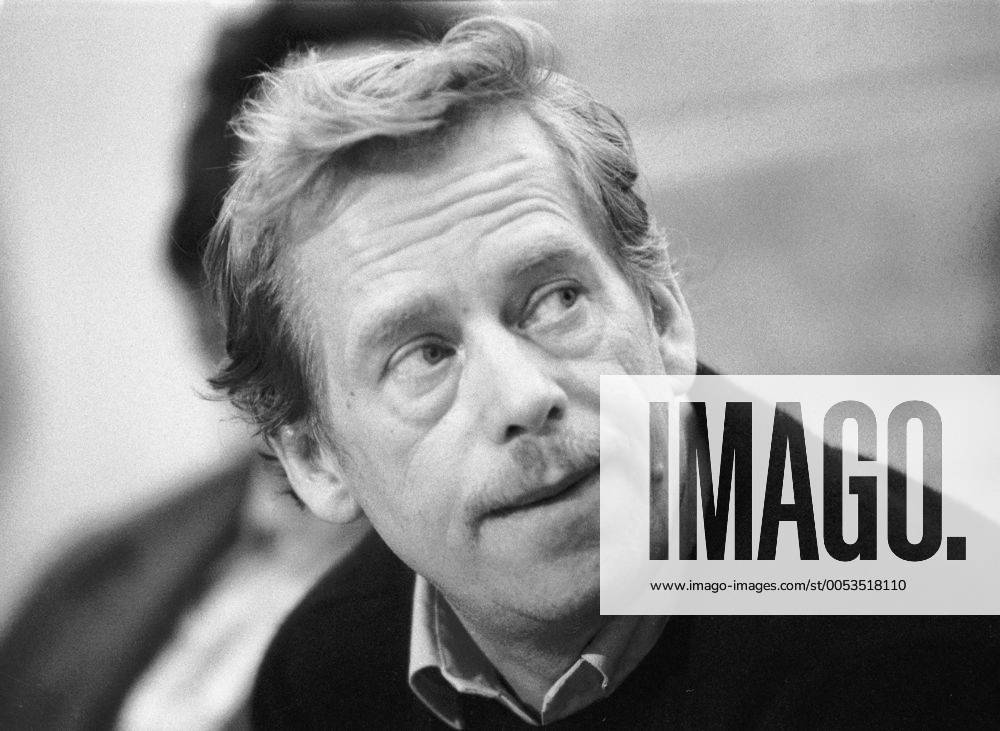 Vaclav Havel during press conference of Civic Forum on November 23, 1989