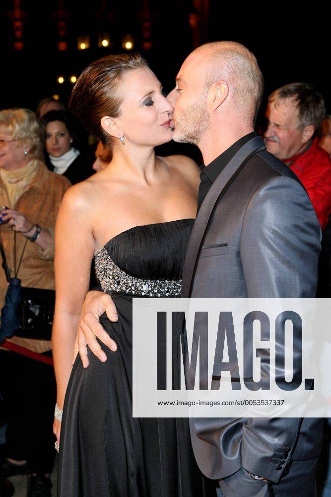 Simon Licht, der Schauspieler mit Nina-Katrin Rapp bei der Ankunft zum Hessischen Filmpreis am 16.10.2009 in Frankfurt Hessischer Film und Kinopreis , 2009 in Frankfurt