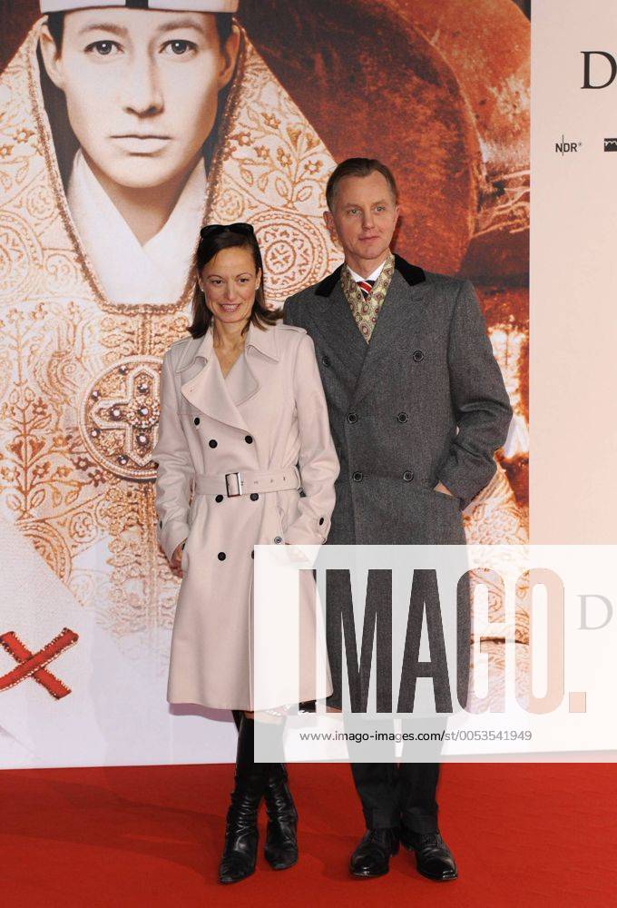 Max Raabe, der Sänger mit Jenny Vogt bei der DIE PÄPSTIN Kino Weltpremiere am 19.10.2009 in Berlin DIE PÄPSTIN Kino Weltpremiere in Berlin, 2009