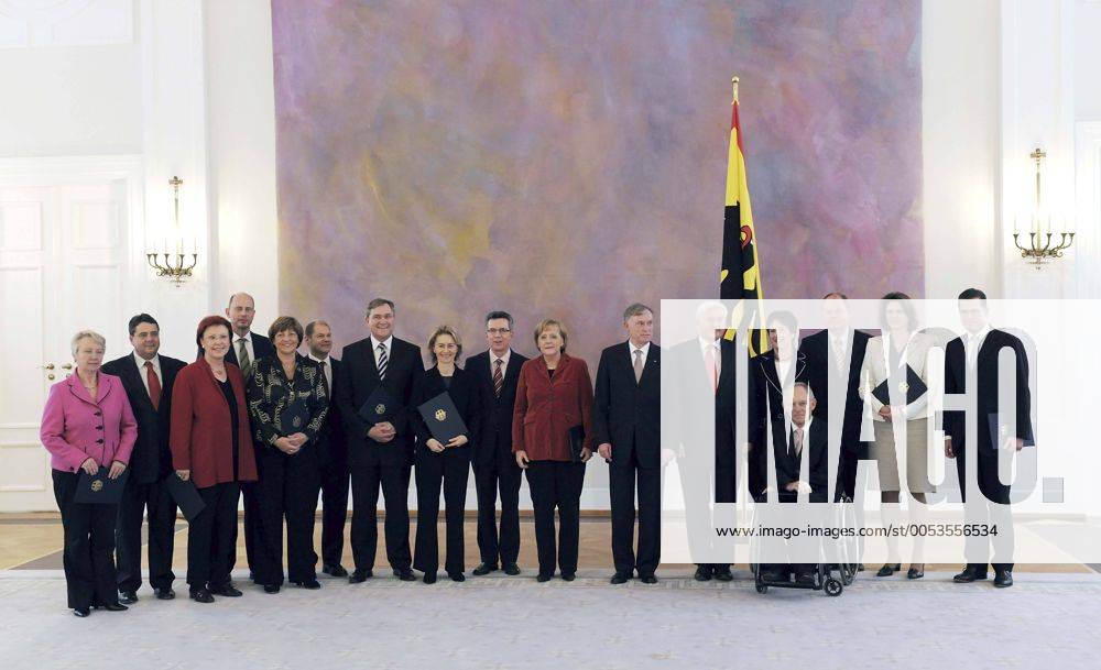 Von links Bundesforschungsministerin Anette SCHAVAN (CDU), Bundesumweltminister Sigmar GABRIEL (SPD), Entwicklungshilfeministerin Heidemarie WIECZOREK-ZEUL (SPD), Bundesverkehrsminister Wolfgang TIEFENSEE (SPD), Bundesgesundheitsministerin Ulla SCHMIDT (SPD), Bundesarbeitsminister Olaf SCHOLZ (SPD), Bundesverteidigungsminister Franz-Josef JUNG (CSU), Bundesfamilienministerin Ursula VON DER LEYEN (CDU), Kanzleramtsminister Thomas de MAIZIERE (CDU), Bundeskanzlerin Angela MERKEL (CDU), Bundespräsident Horst KÖHLER, Bundesaussenminister Frank-Walter STEINMEIER (SPD), Bundesjustizministerin Brigitte ZYPRIES (SPD), Bundesinnenminister Wolfgang SCHÄUBLE (CDU), Bundesfinanzminister Peer STEINBRÜCK (SPD), Bundeslandwirtschaftsministerin Ilse AIGNER (CSU) und Bundeswirtschaftsminister Karl-Theodor zu GUTTENBERG (CSU), ... präsentieren ihre Entlassungsurkunden, Verabschiedung des Ministerkabinetts