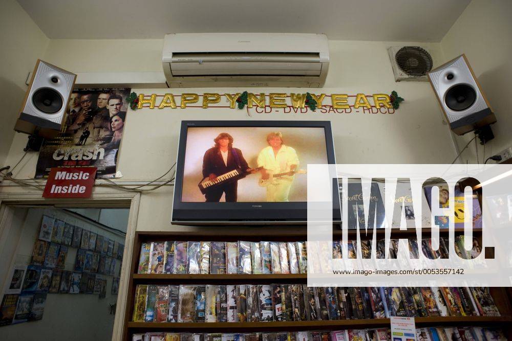 Modern Talking (Thomas Anders und Dieter Bohlen) auf einem Fernsehgerät in einem DVD- und CD-Laden in der Altstadt Hanoi Vietnam