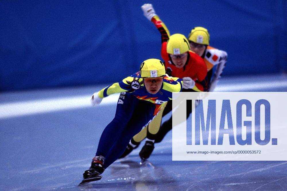 Lee-Kyung Chun aus Korea vor Tania Vicent aus Kanada auf der Bahn Short Track OS Winter Damen Olympische Spiele 1998, Olympia, Olympiade, Winterspiele: 500 m, Frauen, Shorttrack Einzelbild White Ring Nagano City Dynamik,