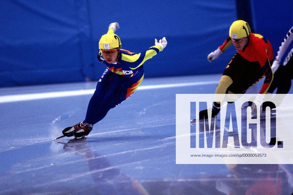 Lee-Kyung Chun aus Korea vor Tania Vicent aus Kanada auf der Bahn Short Track OS Winter Damen Olympische Spiele 1998, Olympia, Olympiade, Winterspiele: 500 m, Frauen, Shorttrack Einzelbild White Ring Nagano City Dynamik,