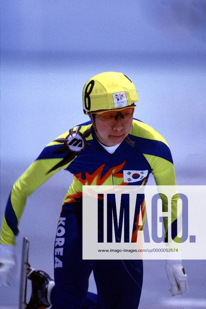 Lee-Kyung Chun aus Korea auf der Bahn Short Track OS Winter Damen Olympische Spiele 1998, Olympia, Olympiade, Winterspiele: 500 m, Frauen, Shorttrack Einzelbild White Ring Nagano City Dynamik,
