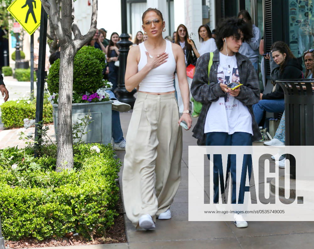 BAUER-GRIFFIN.COM Emme Maribel Muniz and Jennifer Lopez are seen in Los Angeles, California. NON EXCLUSIVE June 08, 2024 240608BELLO Los Angeles, CA Featuring: Jennifer Lopez, Emme Muniz Where: Los Angeles, California, United States When: 08 Jun 2024 Credit: BauerGriffin INSTARimages . NOT FOR USE BY NEWSPAPERS BASED IN THE UK.