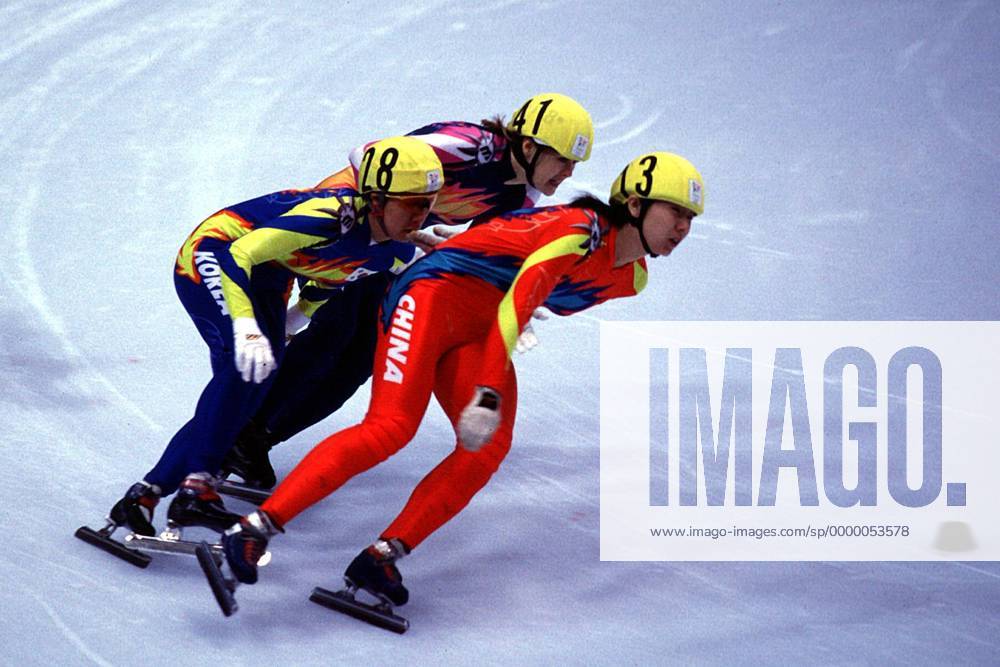 Kopf an Kopf-Rennen: Chunlu Wang aus China (13), Lee-Kyung Chun aus Korea (28) und Marina Pylaeva aus Rußland dicht beieinander auf der Bahn Short Track OS Winter Damen Olympische Spiele 1998, Olympia, Olympiade, Winterspiele: 500 m, Frauen, Shorttrack Gruppe White Ring Nagano City Dynamik, Kampf,