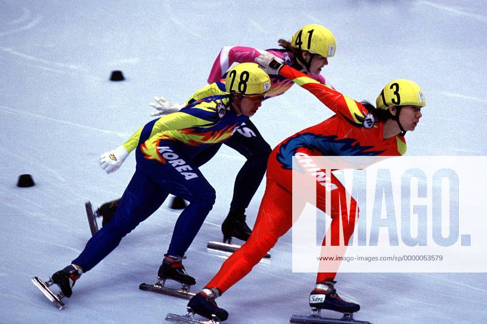 Kopf an Kopf-Rennen: Chunlu Wang aus China (13), Lee-Kyung Chun aus Korea (28) und Marina Pylaeva aus Rußland dicht beieinander auf der Bahn Short Track OS Winter Damen Olympische Spiele 1998, Olympia, Olympiade, Winterspiele: 500 m, Frauen, Shorttrack Gruppe White Ring Nagano City Dynamik, Kampf,