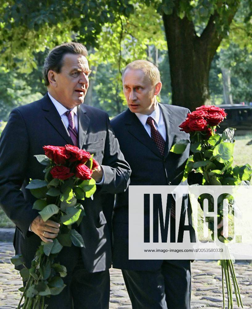 Russian President Vladimir Putin (R) and German Chancellor Gerhard SchrÃ¶der lay flowers at the burial place of Immanuel Kant in Kaliningrad. Highlight TASS_166266