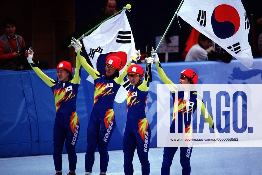 U.a.: Lee-Kyung Chun, Yun-Mi Kim, Min-Kyung Choi aus Korea mit der Nationalfahne auf der Ehrenrunde Short Track OS Winter Damen Olympische Spiele 1998, Olympia, Olympiade, Winterspiele: 3000 m, Frauen, Staffel, Shorttrack Totale White Ring Nagano City Harmonie, Freude,