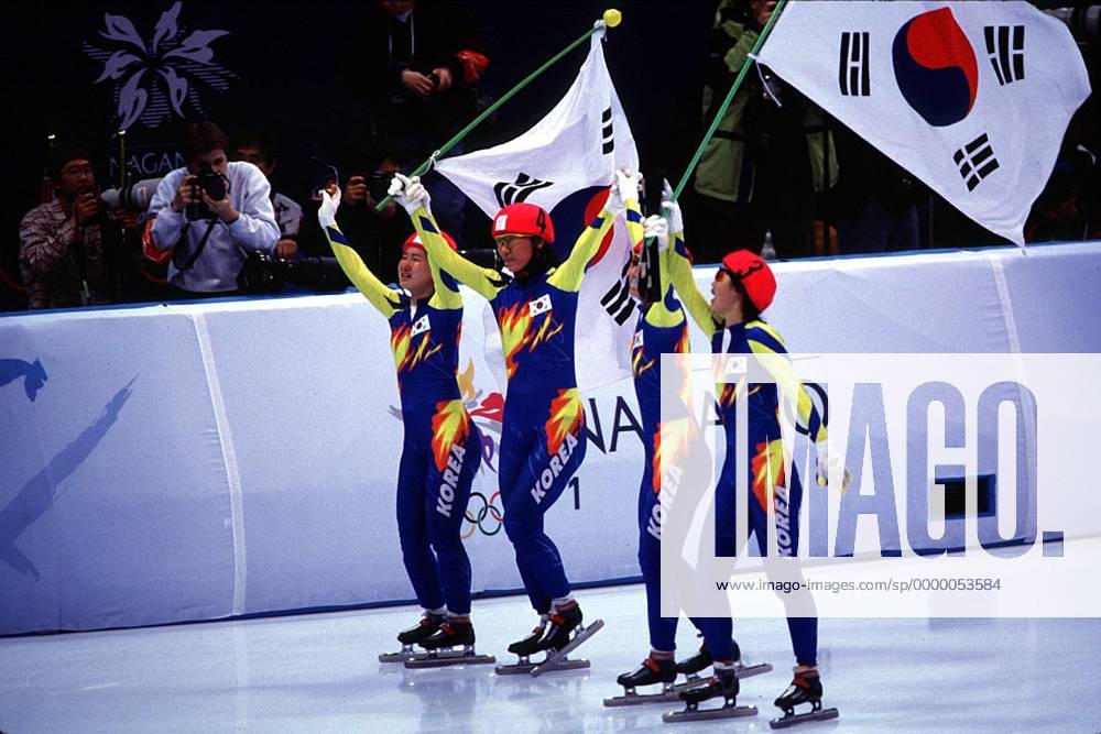 U.a.: Lee-Kyung Chun, Yun-Mi Kim, Min-Kyung Choi aus Korea mit der Nationalfahne auf der Ehrenrunde Short Track OS Winter Damen Olympische Spiele 1998, Olympia, Olympiade, Winterspiele: 3000 m, Frauen, Staffel, Shorttrack Totale White Ring Nagano City Harmonie, Freude,