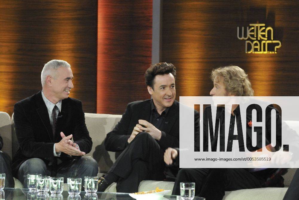 Von links, die Wettpaten Regisseur Roland EMMERICH und Schauspieler John CUSACK, USA, im Gespräch mit Moderator Thomas GOTTSCHALK, Talk auf der Couch, Wetten dass...? aus der Volkswagenhalle Braunschweig