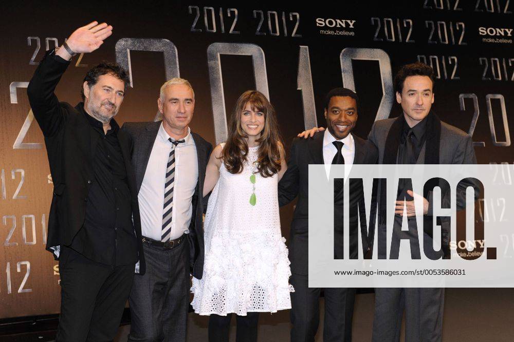 V.l.n.r.: Autor Harald Kloser, Regisseur Roland Emmerich, und die Schauspieler Amanda Peet, Chiwetel Ejiofor und John Cusack bei der Kino Premiere von 2012 am 8.11.2009 in Berlin