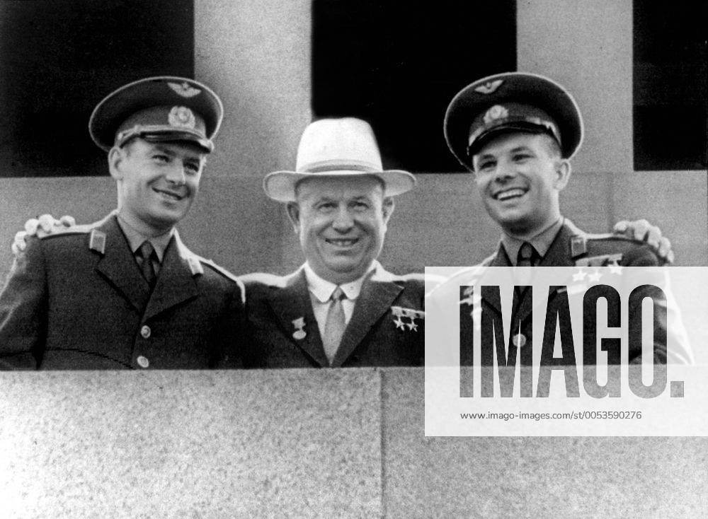 IMAGO History, Juri Gagarin wird der erste Mensch im Weltraum: 1961 Moscow. Nikita Khrushchev with Yury Gagarin and German Titov on the rostrum of the V.I.Lenin Mausoleum May 1, 1962. Photo ITAR-TASS TASS_264567
