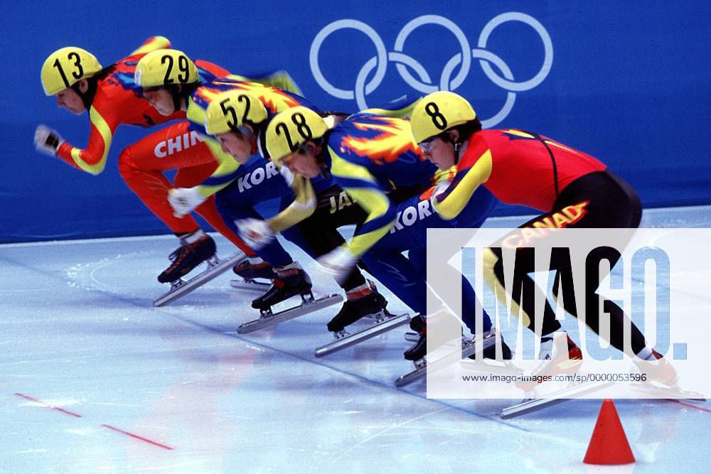 V.r.: Annie Perreault aus Kanada, Lee-Kyung Chun aus Korea, Ikue Teshigawara aus Japan, Yun-Mi Kim aus Korea und Chunlu Wang aus China auf der Bahn Short Track OS Winter Damen Olympische Spiele 1998, Olympia, Olympiade, Winterspiele: 500 m, Frauen, Shorttrack Totale White Ring Nagano City Konzentration,