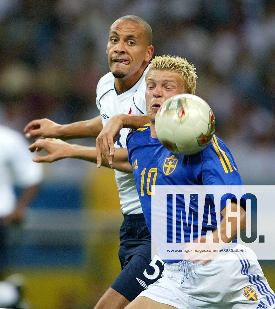 Marcus Allbäck (Schweden, vorn) gegen Rio Ferdinand (England) Fußball WM Herren Weltmeisterschaft 2002, Länderspiel, Gruppenspiel, Gruppe F, Nationalmannschaft, Nationalteam Gruppe Saitama Stadium Saitama Dynamik, Kampf,