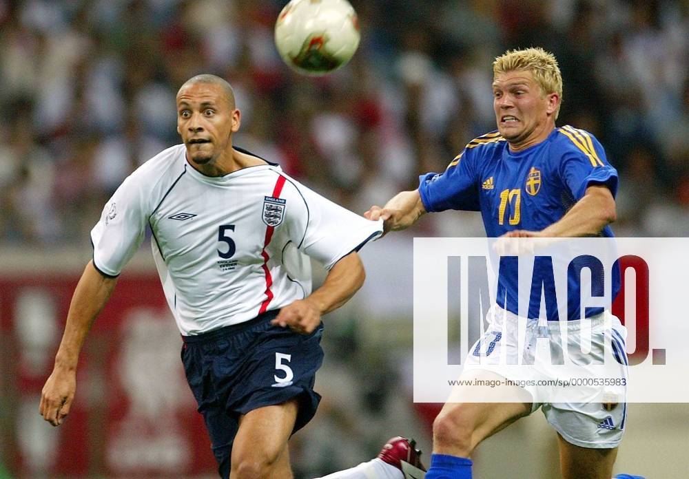 Marcus Allbäck (Schweden, vorn) gegen Rio Ferdinand (England) Fußball WM Herren Weltmeisterschaft 2002, Länderspiel, Gruppenspiel, Gruppe F, Nationalmannschaft, Nationalteam Gruppe Saitama Stadium Saitama Dynamik, Kampf,