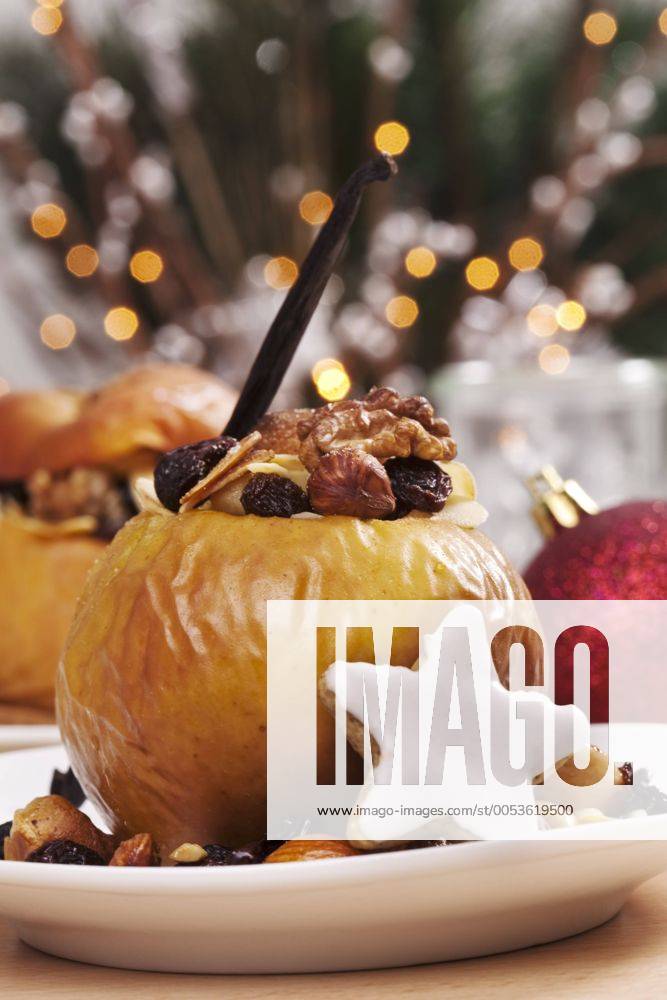Bratapfel mit Nüssen, Rosinen, Marzipan und Zimtstern ibxtsf01335412