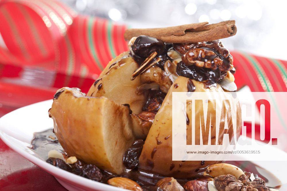 Bratapfel mit Nüssen, Rosinen, Marzipan und Zimtstange ibxtsf01335413