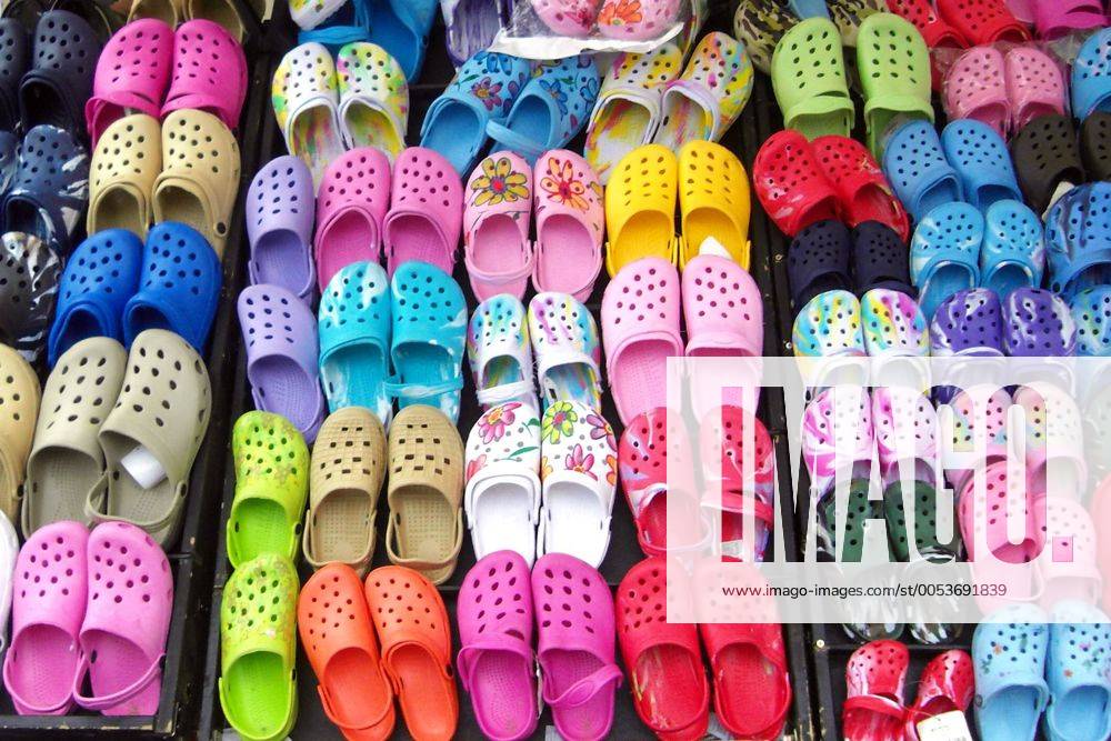 bunte Crocs an einem Marktstand in Berlin Spandau