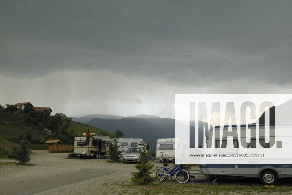Gewitterstimmung auf dem Campingplatz Seiseralm in Völs am Schlern.