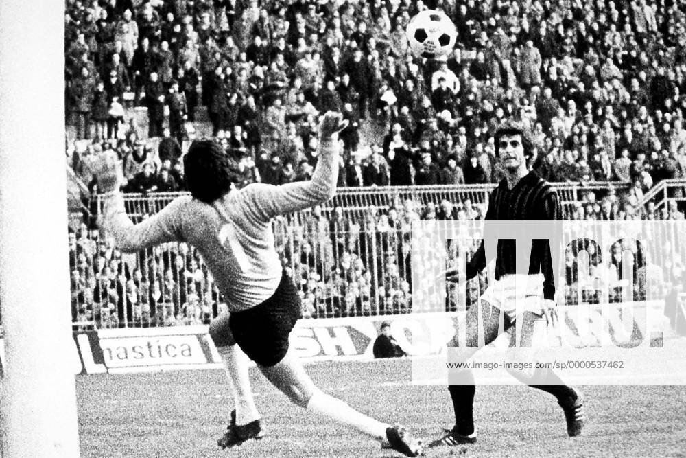 Gianni Rivera (Milan, re.) hebt den Ball über den gegnerischen Torwart Fußball Herren Serie A 1972 1973, 1. Italienische Liga, AC Mailand Gruppe Stadio Giuseppe Meazza, San Siro Mailand Dynamik