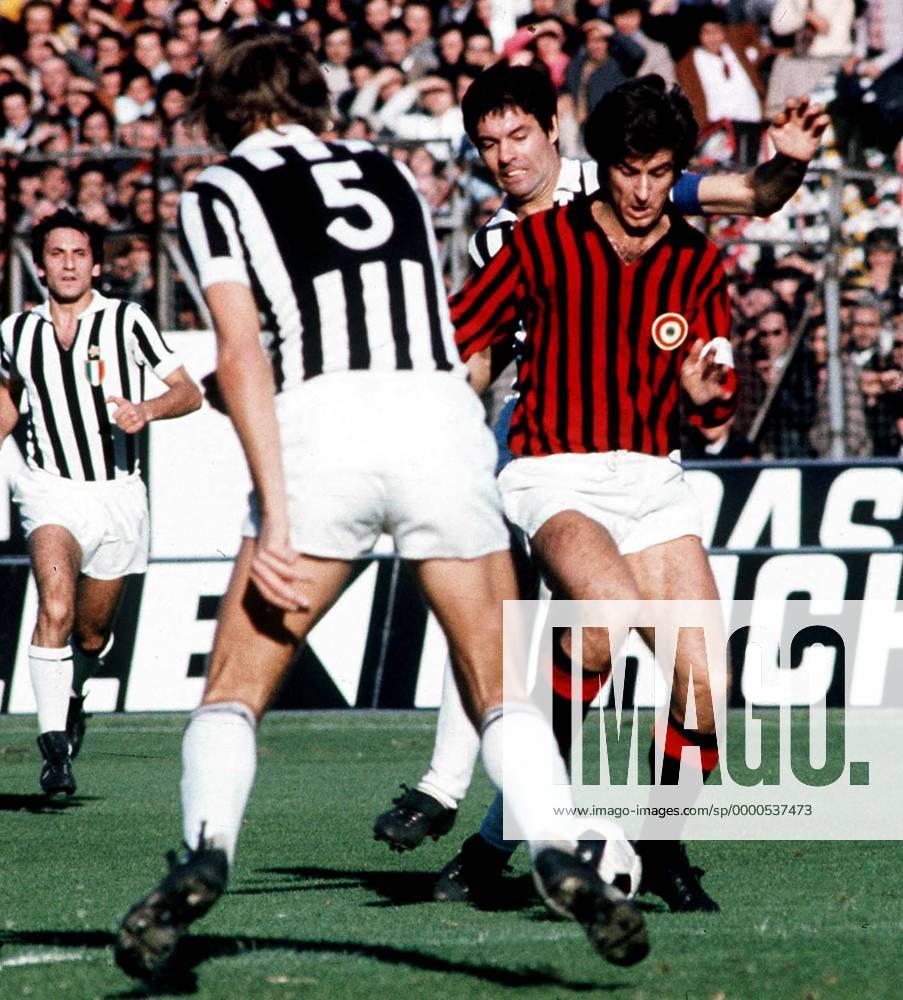 Gianni Rivera (Milan, re.) am Ball Fußball Herren Serie A 1973 1974, 1. Italienische Liga, Juventus Turin - AC Mailand 2:0 Gruppe Stadio Delle Alpi Turin
