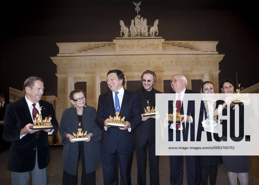 Deutschland, Berlin, Auswärtiges Amt, Quadriga Preisverleihung 2009, v.l.n.r.: Vaclav Havel, Bärbel Bohley, Jose Manuel Barroso, Marius Müller-Westernhagen, Michail Gorbatschow