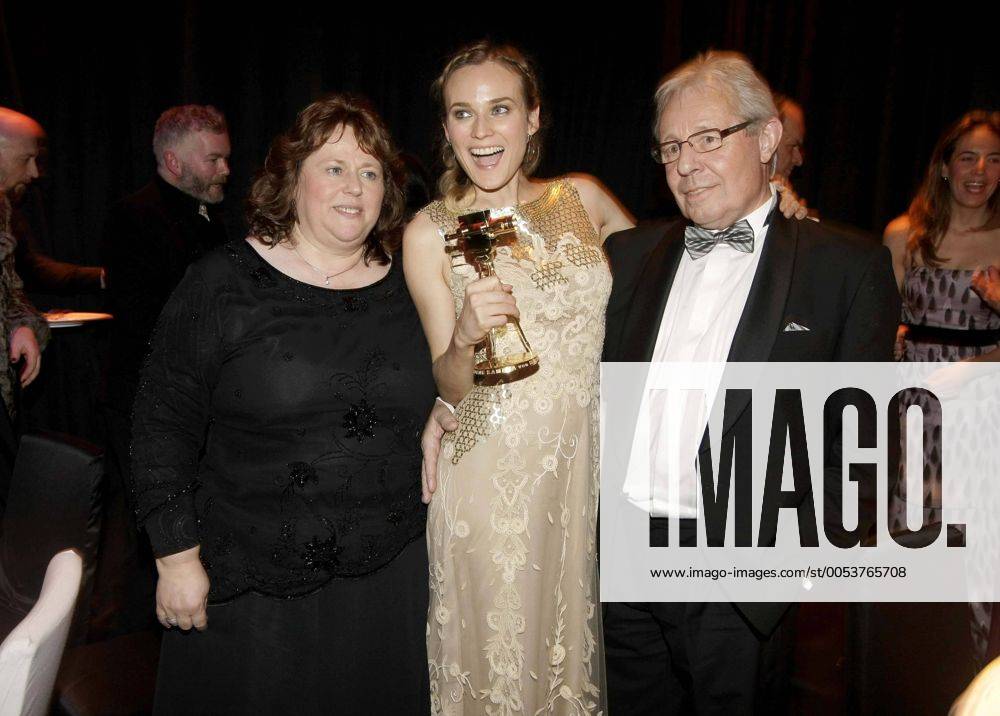 Schauspielerin Diane Kruger (Mitte) mit ihrer Mutter Maria-Theresia und Wolfgang Bieneck - Verleihung der 45. Goldenen Kamera 2010 in Berlin