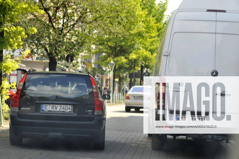 Rüttenscheider Strasse in Essen während des Feierabendverkehrs, Parkendes Fahrzeug in zweiter Reihe verursacht Rückstau Strassenverkehr in Essen
