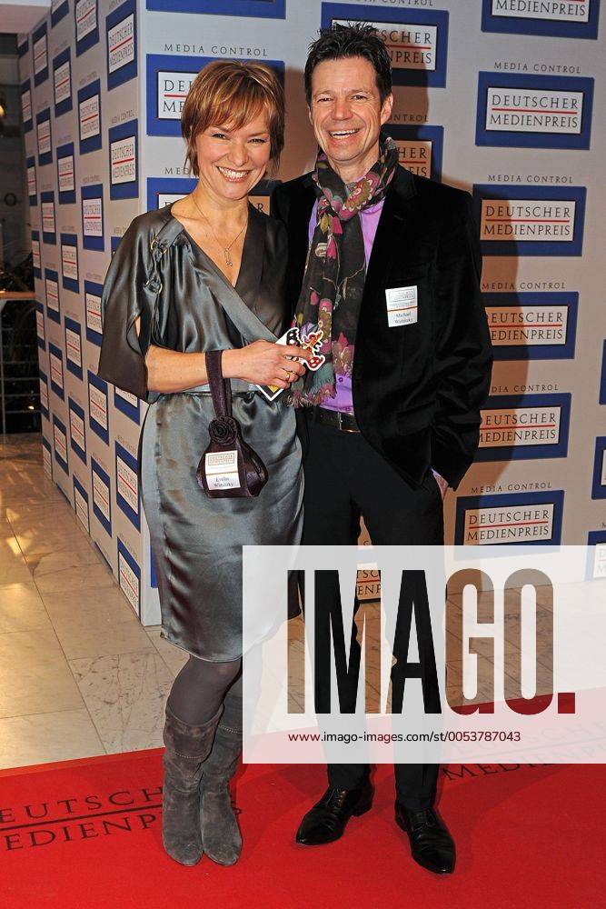 Radiomoderator Michael Wirbitzky mit seiner Ehefrau , Fernsehmoderatorin Evelin ( König ) anläßlich der Verleihung des Deutschen Medienpreises 2009 am 09.02.2010 im Kongresszentrum Baden-Baden.