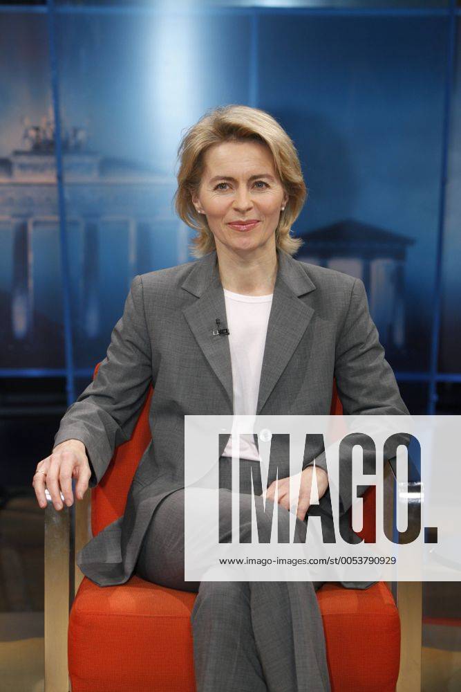 Ursula von der Leyen (Bundesministerin für Arbeit und Soziales, CDU) in der Talk-Show Maybrit Illner am 11.02.2010 in Berlin - Thema der Sendung: Reform-Ruine Hartz - Noch mehr Geld für keine Arbeit?