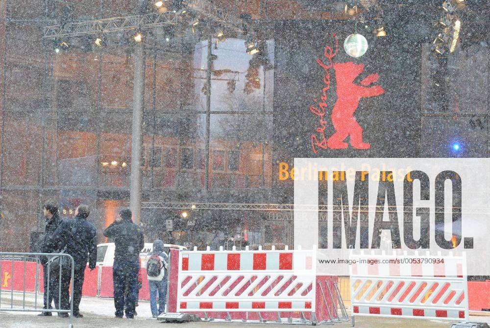 Schneefall am Berlinale Palast während der 60. Internationalen Filmfestspiele in Berlin