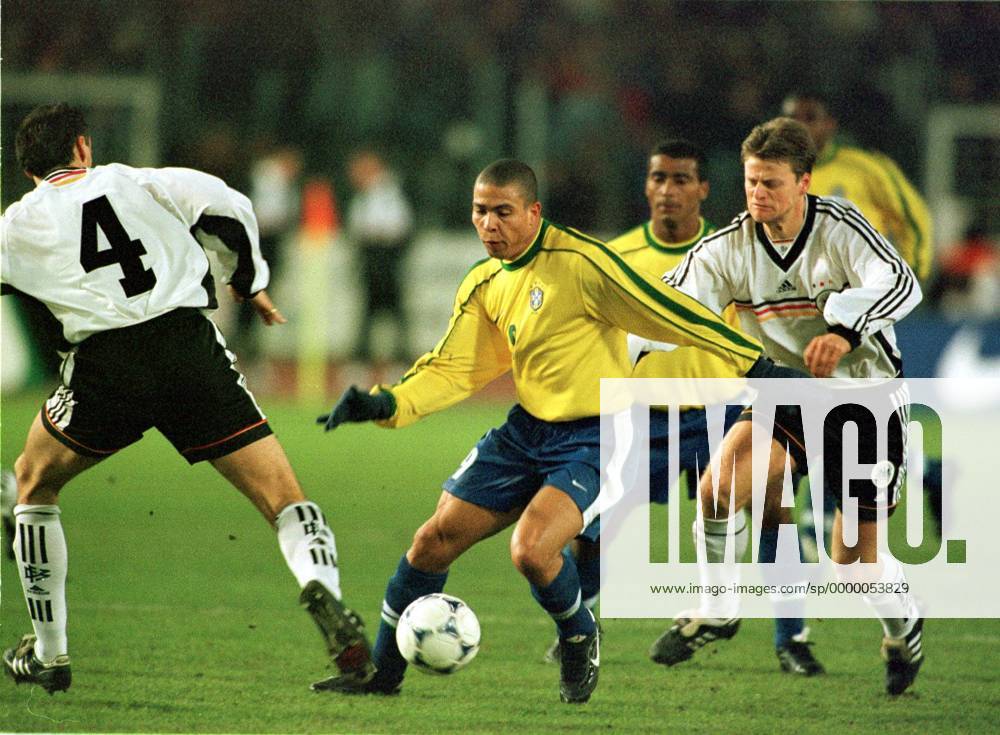 Der Brasilianer Ronaldo versucht sich mit Ball gegen Jürgen Kohler (li.) und Christian Wörns durchzusetzen Fußball Länderspiel Herren 1998, Nationalmannschaft: BR Deutschland - Brasilien, Nationalteam, Nationaltrikot Gruppe Gottlieb-Daimler-Stadion Stuttgart Dynamik, Kampf,