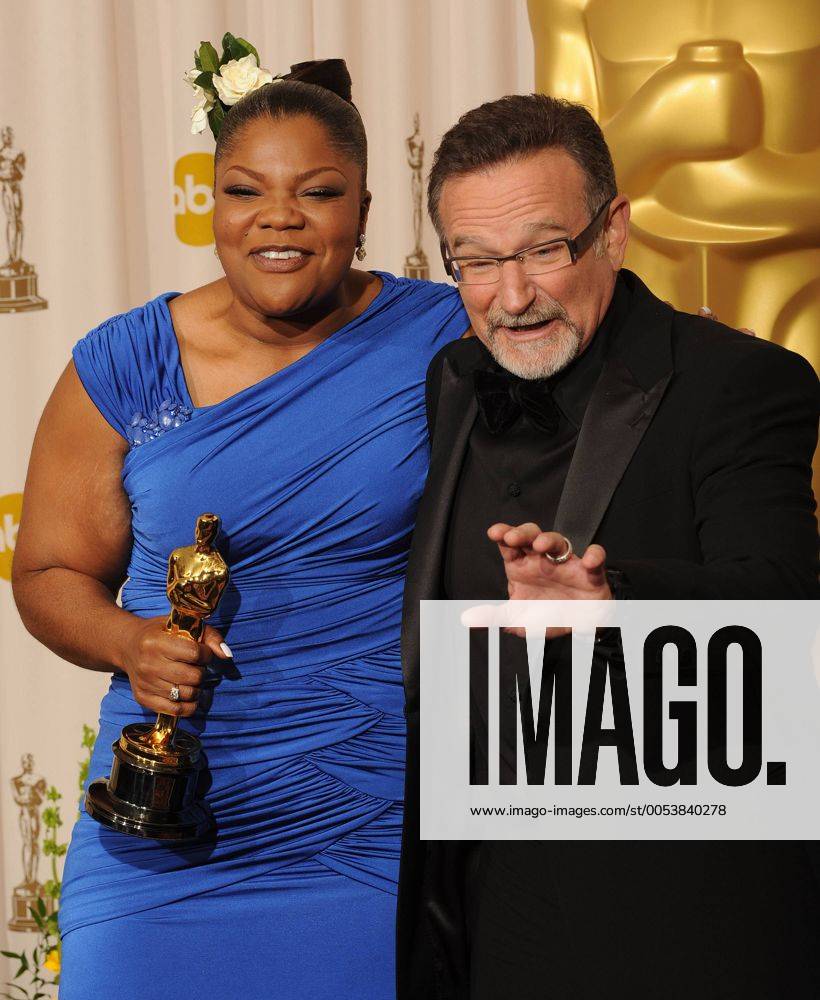 Best Supporting Actress winner Mo Nique appears backstage with actor Robin Williams and her Oscar for Precious: Based on the Novel Push by Sapphire at the 82nd annual Academy Awards in Hollywood on March 7, 2010. LAP20100307429