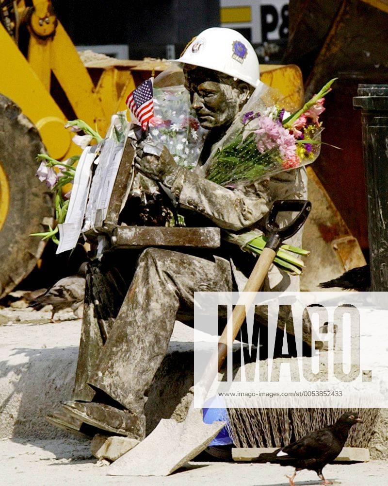 IMAGO History, Anschläge vom 11. September aus New York und Washington D.C 20 Jahre Anschläge vom 11. September: World Trade Center NYX2001091921 - 19 SEPTEMBER 2001 - NEW YORK, NEW YORK, USA: A bronze sculpture of a businessman and his briefcase sits amid heavy machinery and rubble of the destroyed World Trade Center. What once was a representation of the financial district is now a small memorial for those who lost their lives in the September11, 2001 terrorist attack. rw Mate Eric J. Tilford U.S. Navy.