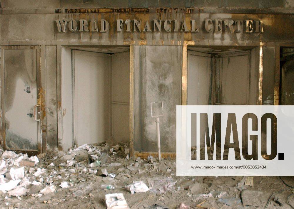 IMAGO History, Anschläge vom 11. September aus New York und Washington D.C 20 Jahre Anschläge vom 11. September: World Trade Center NAV2001092108 - 14 SEPTEMBER 2001 - NEW YORK, NEW YORK, USA:What was once a glittering symbol of the financial center of the world now stands blanketed in ash and soot September 14, 2001, in New York. The World Trade Center was destroyed during a September 11, 2001 terrorist attack. rlw U.S. Navy photo Jim Watson