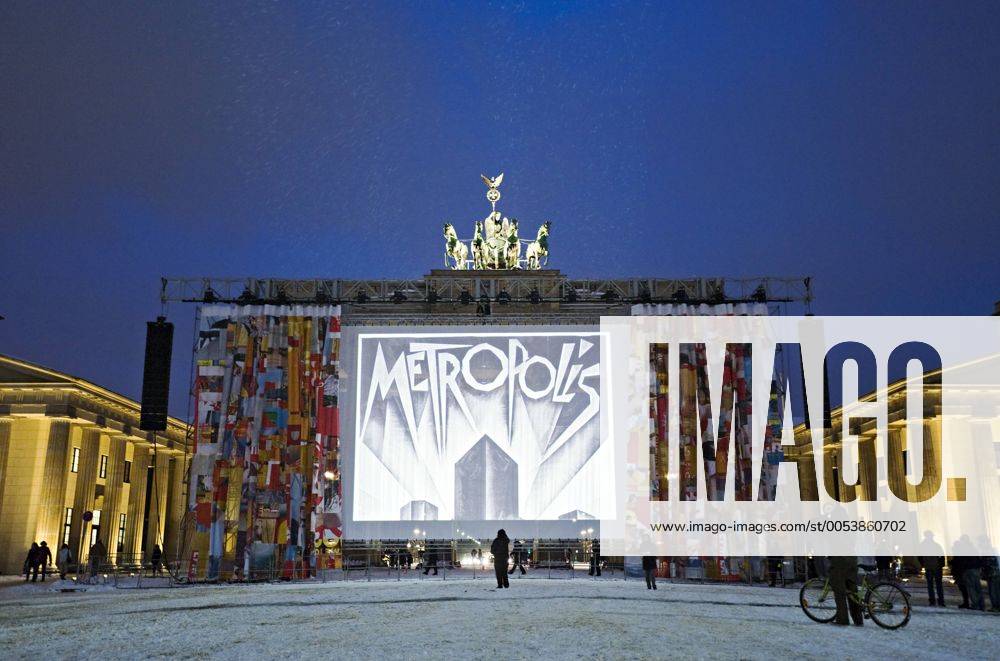 Premiere der restaurierten Originalfassung von Fritz Langs Metropolis während der Berlinale 2010 am Brandenburger Tor, Berlin, Deutschland, Europa ibloha01463332