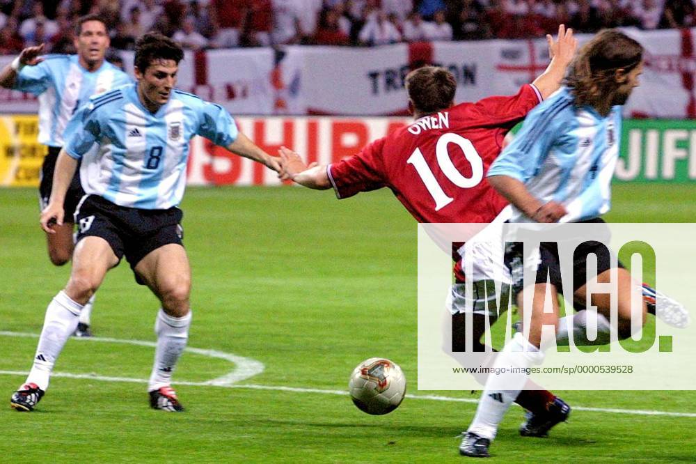 Michael Owen (Mitte, England) wird von Pochettino (re., Argentinien) gefoult - dafür gibt es Elfmeter, li.: Javier Zanetti (Argentinien) Fußball WM Herren Weltmeisterschaft 2002, Länderspiel, Gruppenspiel, Gruppe F, Nationalmannschaft, Nationalteam, Vdig Gruppe Sapporo Dome Sapporo Dynamik,