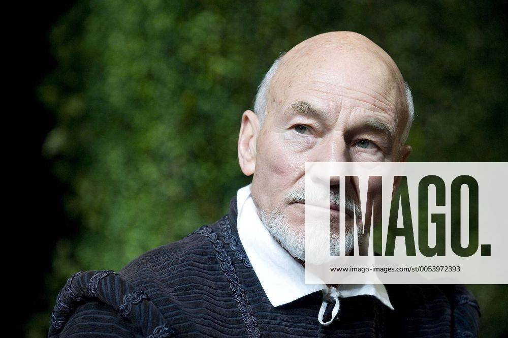 Patrick Stewart, der Schauspieler in seiner Rolle als William Shakespeare in dem Stueck Bingo auf der Theater Buehne in Chichester am 23.4.2010