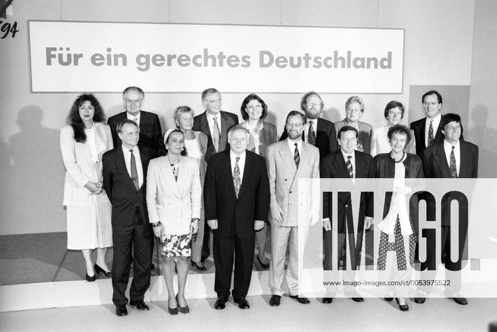 Schattenkabinett von Kanzlerkandidat Rudolf Scharping (Deutschland SPD) - Hintere Reihe v.l.n.r.: Monika Griefahn (Umwelt), Peter Glotz (Wissenschaft), Christine Bergmann (Bildung), Günter Verheugen (Außenpolitik), Heidemarie Wieczorek-Zeul (Europa), Wolfgang Thierse (Aufbau Ost), Ilse Brusis (Wohnungsbau), Anke Fuchs (Familie) und Rudolf Dressler (Arbeit) sowie (vordere Reihe v.l.n.r.) Hans-Ulrich Klose (Verteidigung), Heidi Schüller (Gesundheit), Oskar Lafontaine (Finanzen), Rudolf Scharping (Kanzler), Gerhard Schröder (Wirtschaft), Herta Däubler-Gmelin (Justiz) und Ulrich Maurer (Innen)
