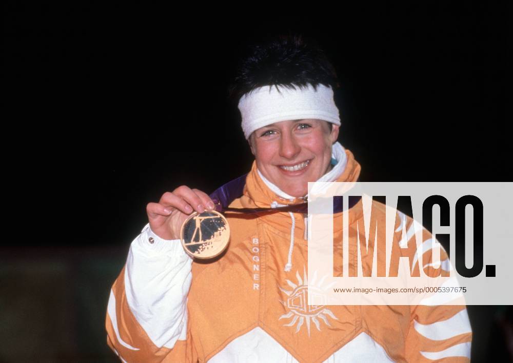 Uschi Disl (Deutschland) freut sich über den 3. Platz über die 15km der Olympischen Spiele 1994 in Lillehammer Biathlon OS Winter Damen Olympische Spiele 1994, Winterspiele Einzelbild Lillehammer Freude,
