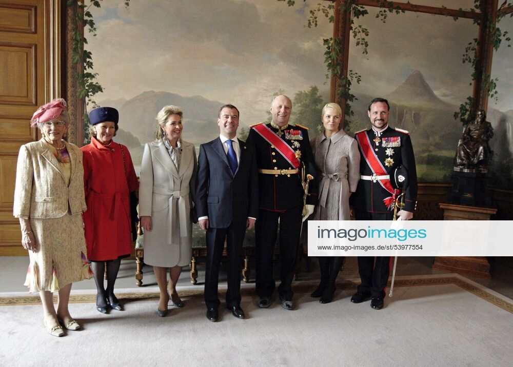Prinzessin Astrid von Norwegen ist tot ITAR-TASS 84: OSLO, NORWAY. APRIL 26, 2010. Princess Astrid Mrs Ferner, Queen Sonja, Svetlana Medvedeva, Russia s President Dmitry Medvedev, King Harald, Crown Princess Mette-Marit and Crown Prince Haakon (L-R) pose for a group photo at Royal Castle. Highlight S008097D