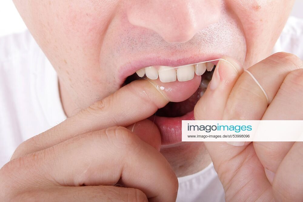 Mann bei Zahnpflege mit Zahnseide, Mundhygiene dental care with dental floss, oral hygiene BLWS230120