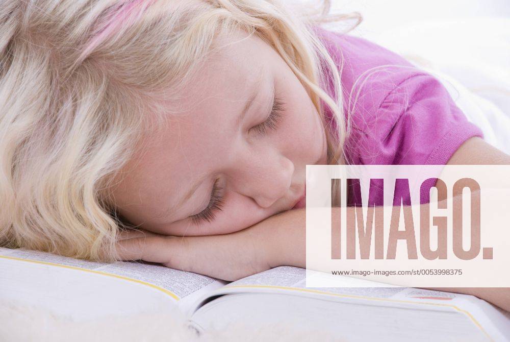 Kleines Maedchen ist ueber einem aufgeschlagenen Buch eingeschlafen girl sleeps on a open book BLWS241296