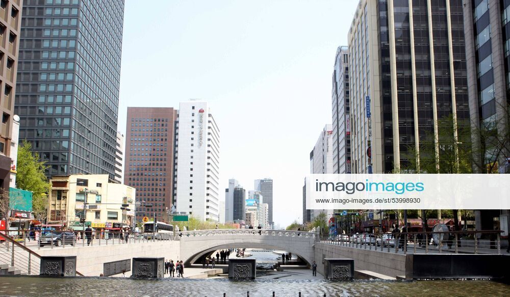 (100429) -- SEOUL, April 29, 2010 (Xinhua) -- Photo taken on April 29, 2010 shows the Chonggyechon stream in Seoul, South Korea. Chonggyechon stream, a river flowing through the centre of Seoul, once had been disappeared under concrete and an overhead highway during the city s rapid development.It began to be restored under a municipal project to turn Seoul green in 2002, with 22 bridges built across the waterway. The Chonggyechon stream nowadays is a scenic spot in Seoul and can reduce average temperature in the city. (Xinhua He Lulu) (hdt) (1)SOUTH KOREA-SEOUL-CHONGGYECHON STREAM