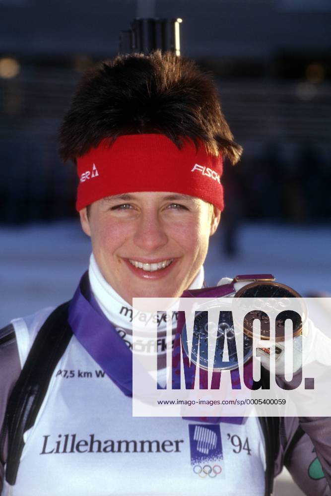 Uschi Disl (Deutschland) mit ihrer Silbermedaille für den 2. Platz mit der Staffel und der Bronzemedaille für den 3. Platz über die 15km der Olympischen Spiele 1994 in Lillehammer Biathlon OS Winter Damen Olympische Spiele 1994, Winterspiele Einzelbild Lillehammer Freude,