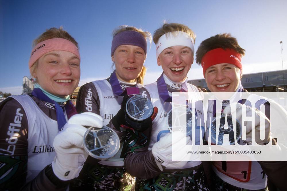Die deutsche 4x7,5km Staffel freut sich bei den Olympischen Spielen 1994 in Lillehammer über den 2. Platz, v. li.: Simone Greiner Petter Memm, Antje Harvey Misersky, Petra Schaaf und Uschi Disl Biathlon OS Winter Damen Olympische Spiele 1994, Winterspiele Gruppe Lillehammer Freude,