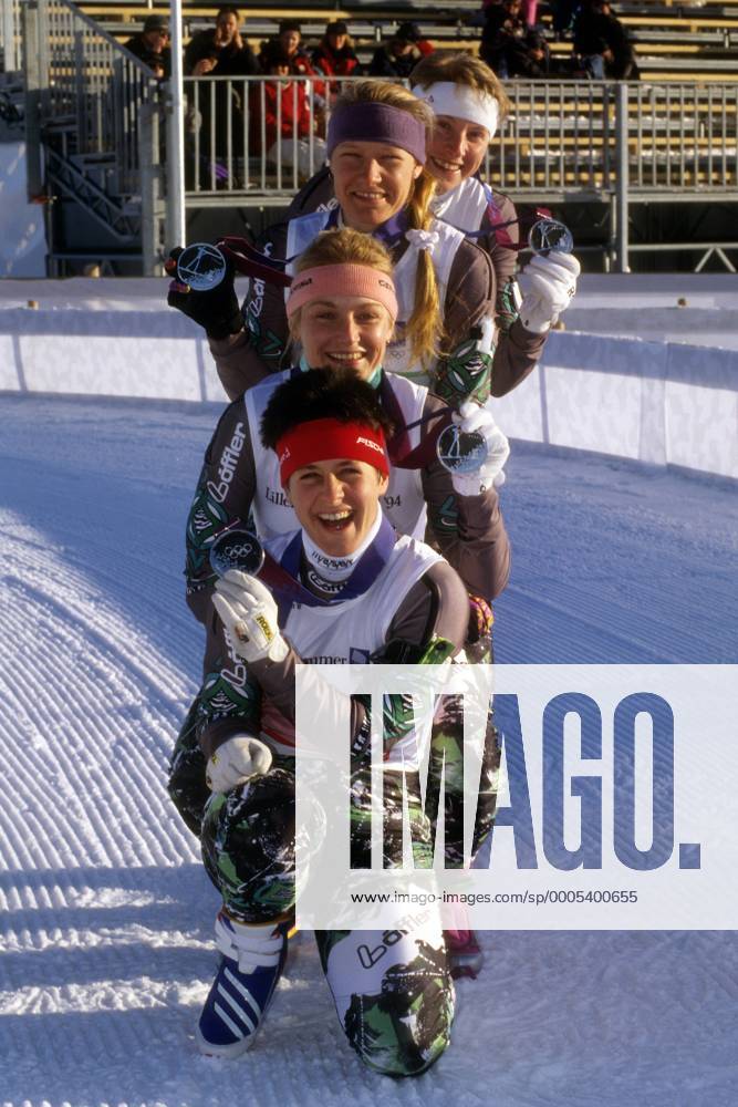 Die deutsche 4x7,5km Staffel freut sich bei den Olympischen Spielen 1994 in Lillehammer über den 2. Platz, von vorn: Uschi Disl, Simone Greiner Petter Memm, Antje Harvey Misersky und Petra Schaaf Biathlon OS Winter Damen Olympische Spiele 1994, Winterspiele Gruppe Lillehammer Freude,